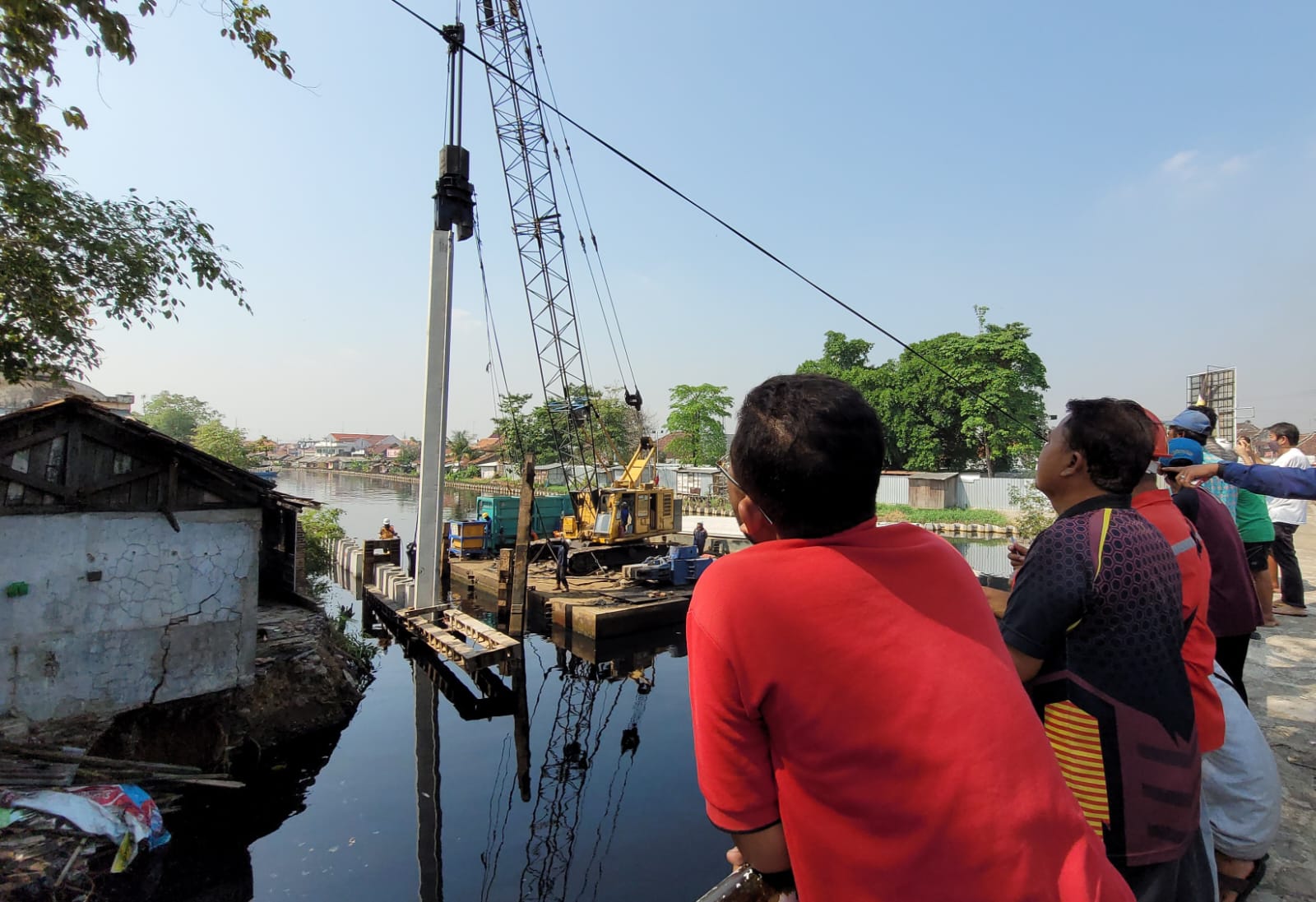 Proses Pemancangan Sheet Pile di Sungai Loji Menarik Perhatian Warga