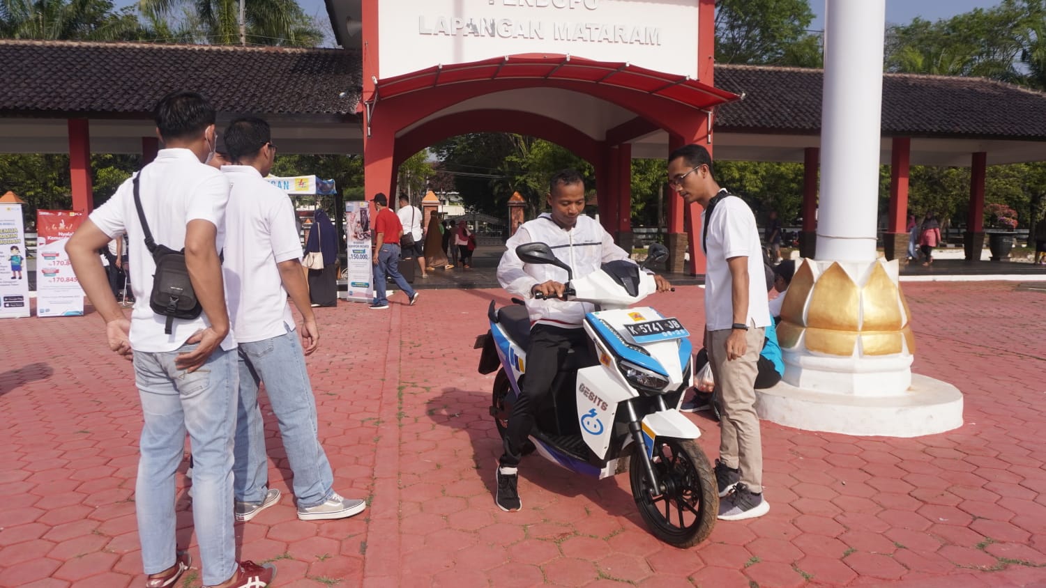 Kampanyekan Electrifying Lifestyle, PLN Meriahkan Car Free Day di Lapangan Mataram