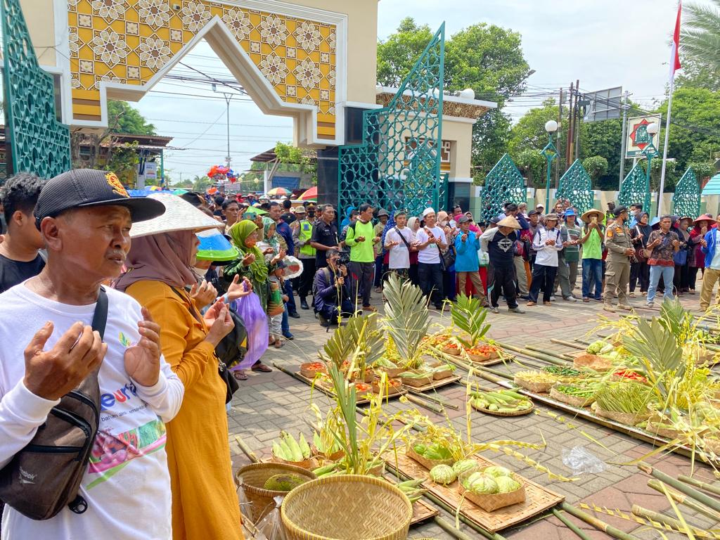 Ribuan Petani Batang Bagikan Hasil Tani ke Masyarakat