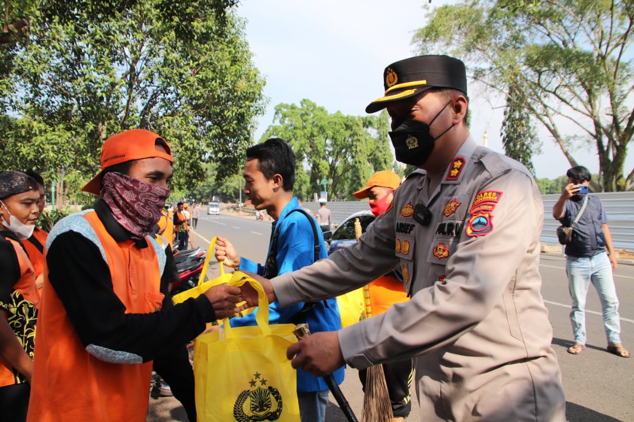 Petugas Kebersihan Terdampak Kenaikan BBM Dapat Bantuan Sembako