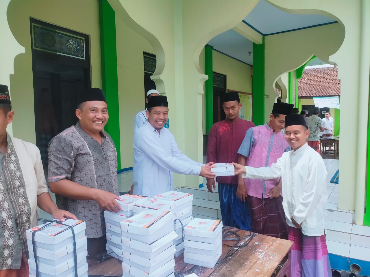 Usai Shalat Jum'at, 250 Paket Makanan dari Rizal Bawazier Ludes Diserbu Jamaah