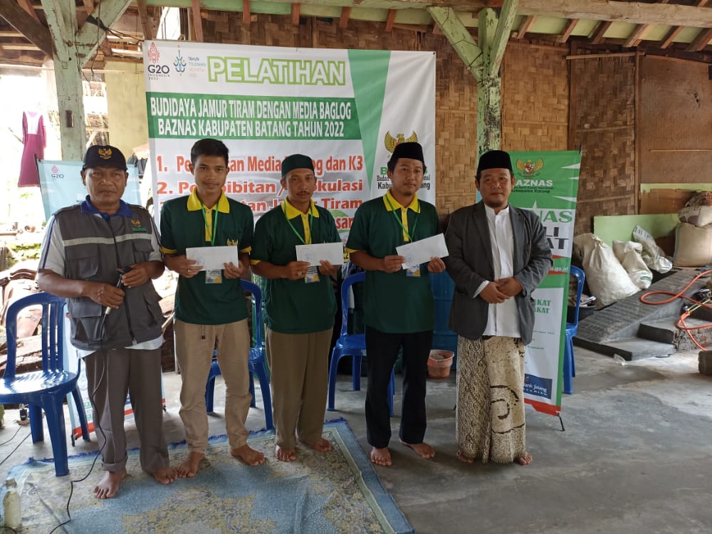 Baznas Batang Berdayakan Mustahiq Lewat Budidaya Jamur Tiram
