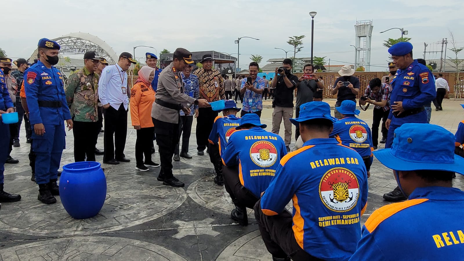 Dukung Kecepatan Penanganan Laka Laut, Tim dan Relawan SAR ARNAVAT Satpolairud Pekalongan Kota Dikukuhkan