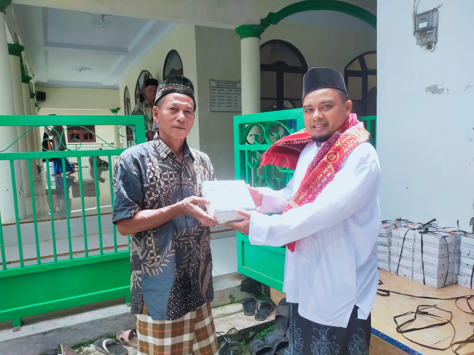 Rizal Bawazier Berbagi Makan Siang di Masjid Mujahidin Bulakpelem