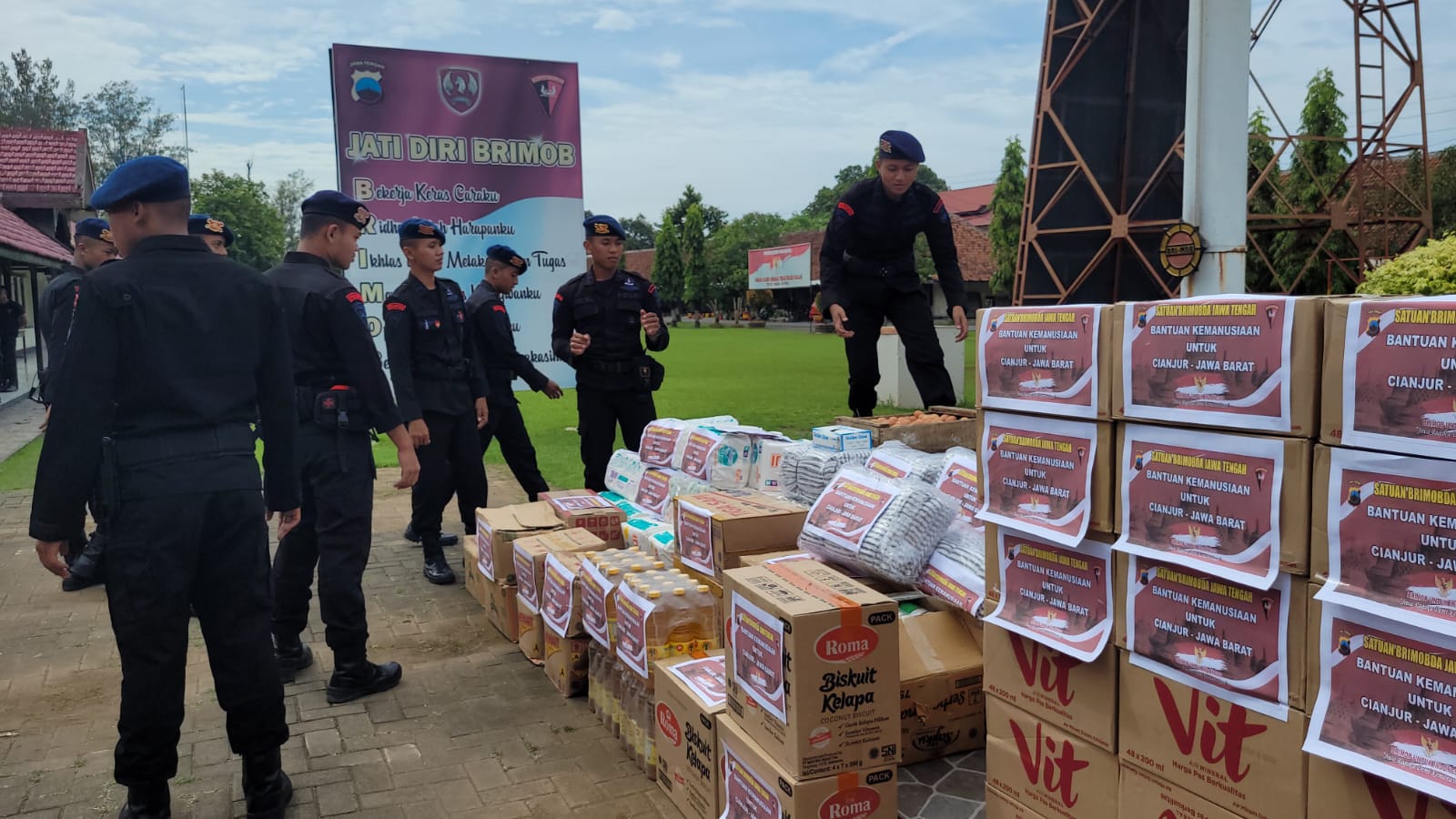 Brimob Pekalongan Kirim Paket Bantuan Kemanusiaan ke Korban Gempa Bumi Cianjur