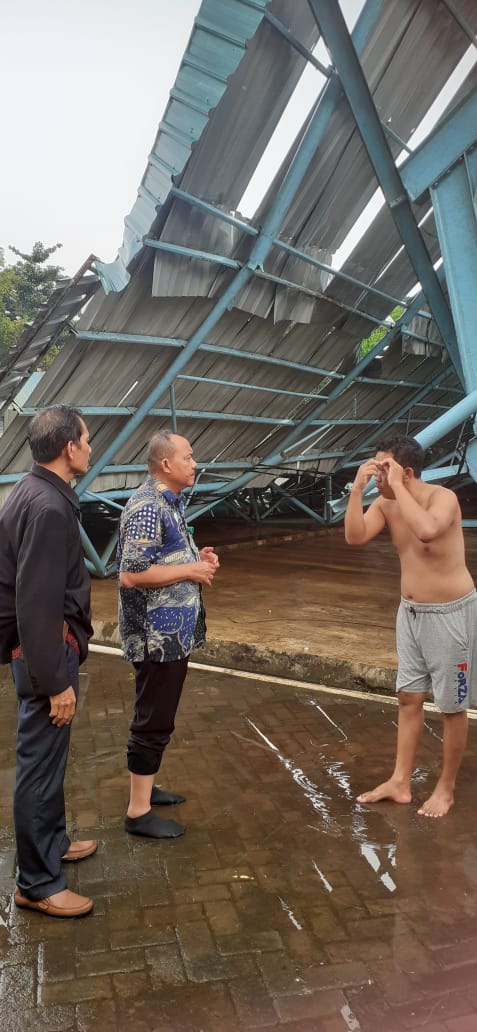 Diterjang Puting Beliung, Atap Kolam Renang THR Kramat Batang Roboh