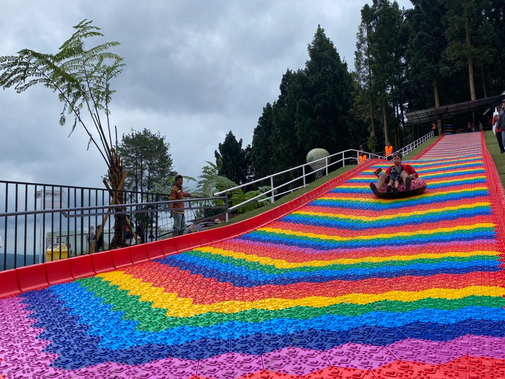 Wahana Baru Rainbow Slide di Kembanglangit Park Batang Diserbu Pengunjung