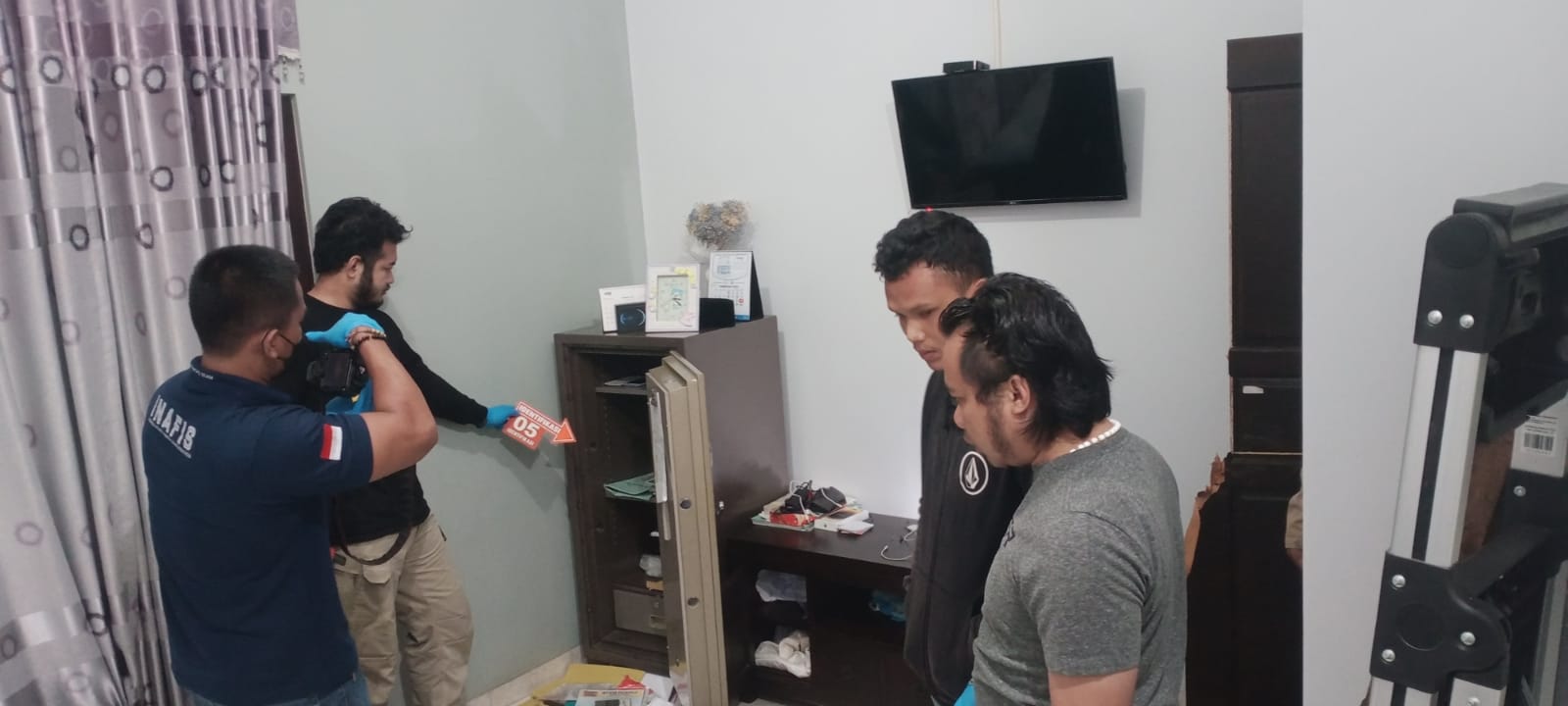 Perampok Bersenjata Api Satrori Rumah Bos Pelet, Gasak Uang dan Perhiasan Korban dari Dalam Brangkas