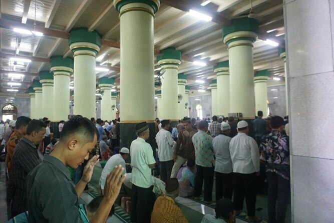 Jumatan di Masjid Kauman Semarang, Prabowo Masuk Lewat Pintu Belakang