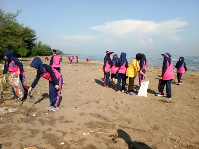 Puluhan Polwan dan Ibu-ibu Bhayangkari Bersihkan Pantai