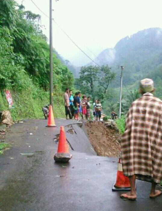 Hujan Lebat, Jalan Desa Bantarkulon Ambles