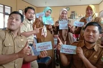 6 Guru Honorer Ini Dipecat karena Foto Pose Dua Jari Sambil Pegang Stiker Prabowo-Sandi