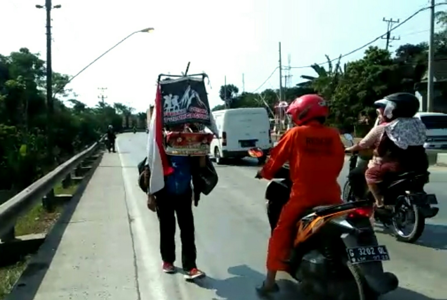 Berjalan Mundur ke Jakarta, Pria Tulungagung Bikin Heboh Warga dan Pengguna Jalan