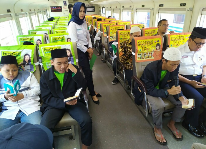 Masyaallah, 100 Anak Yatim Serentak Lantunkan Quran Juz 30 di Dalam Kereta
