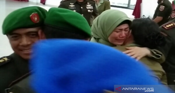 Istri Eks Dandim Kendari yang Nyinyir Soal Wiranto Ditusuk Menangis saat Suami Sertijab