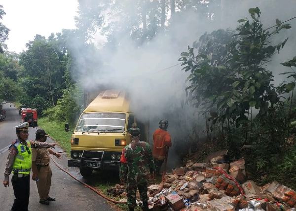 Tersengat Listrik, Sopir Truk dan Penumpang Meninggal Seketika