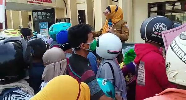 Demi Dapat Izin UMK untuk Syarat Bantuan, Pemohon Rela Berdesak-desakan Sejak Pagi Hari di MPP Batang