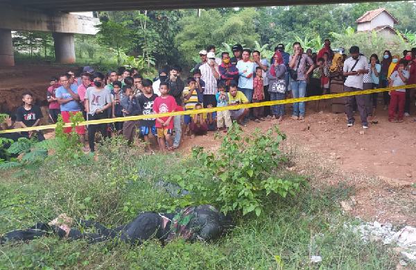 Sesosok Mayat Laki-laki Mengenakan Baju TNI Ditemukan di Bawah Jembatan Tol