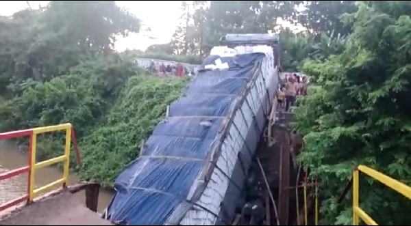 Dilewati Truk Tronton Sarat Muatan, Jembatan Desa Lawangaji Terputus