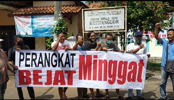 Diduga Berbuat Asusila, Warga Desak Sekdes Diberhentikan