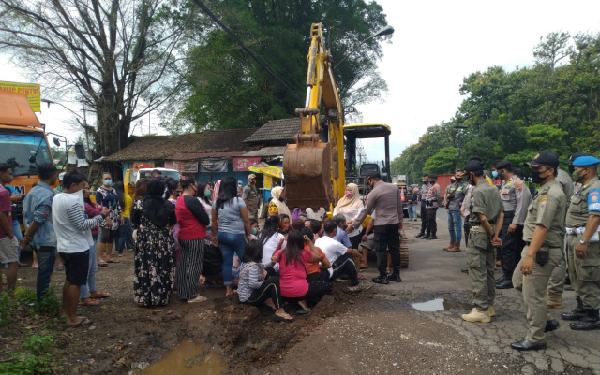 Menghalangi Penutupan Pangkalan Truk Banyuputih, Sejumlah Warga Diamankan