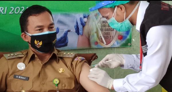 Divaksin Covid-19 Pertama, Bupati Wihaji : Rasanya Seperti Digigit Semut