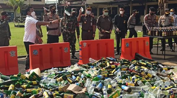 6 Ribu Botol Miras Berbagai Jenis dan Merek, Dilindas Alat Berat