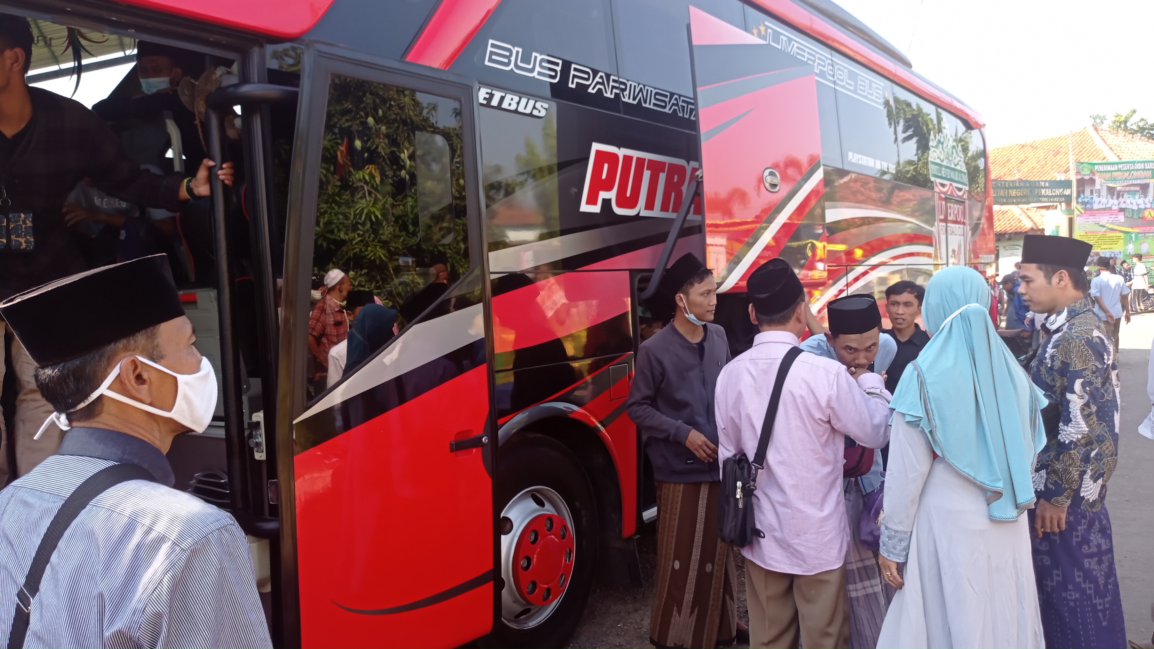 Sudah di Rapid Antigen, Ratusan Santri Putra Kembali ke Ponpes API Tegalrejo