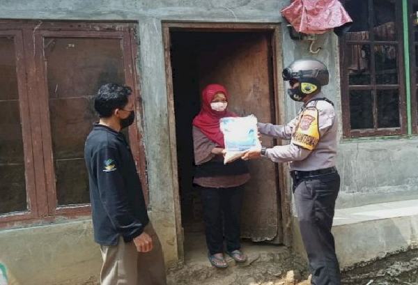 Bhabinkamtibmas Polsek Blado Cari Janda untuk Diberi Bantuan Beras