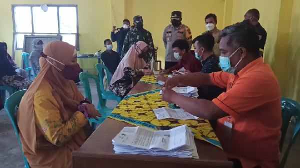 Cegah Klaster BST, Petugas Pembagian Diminta Pasang Penyekat dengan Penerima