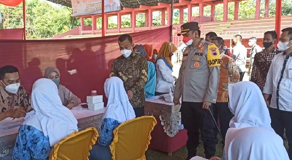 Ribuan Warga hingga Pelajar Ikuti Vaksinasi Merdeka Candi