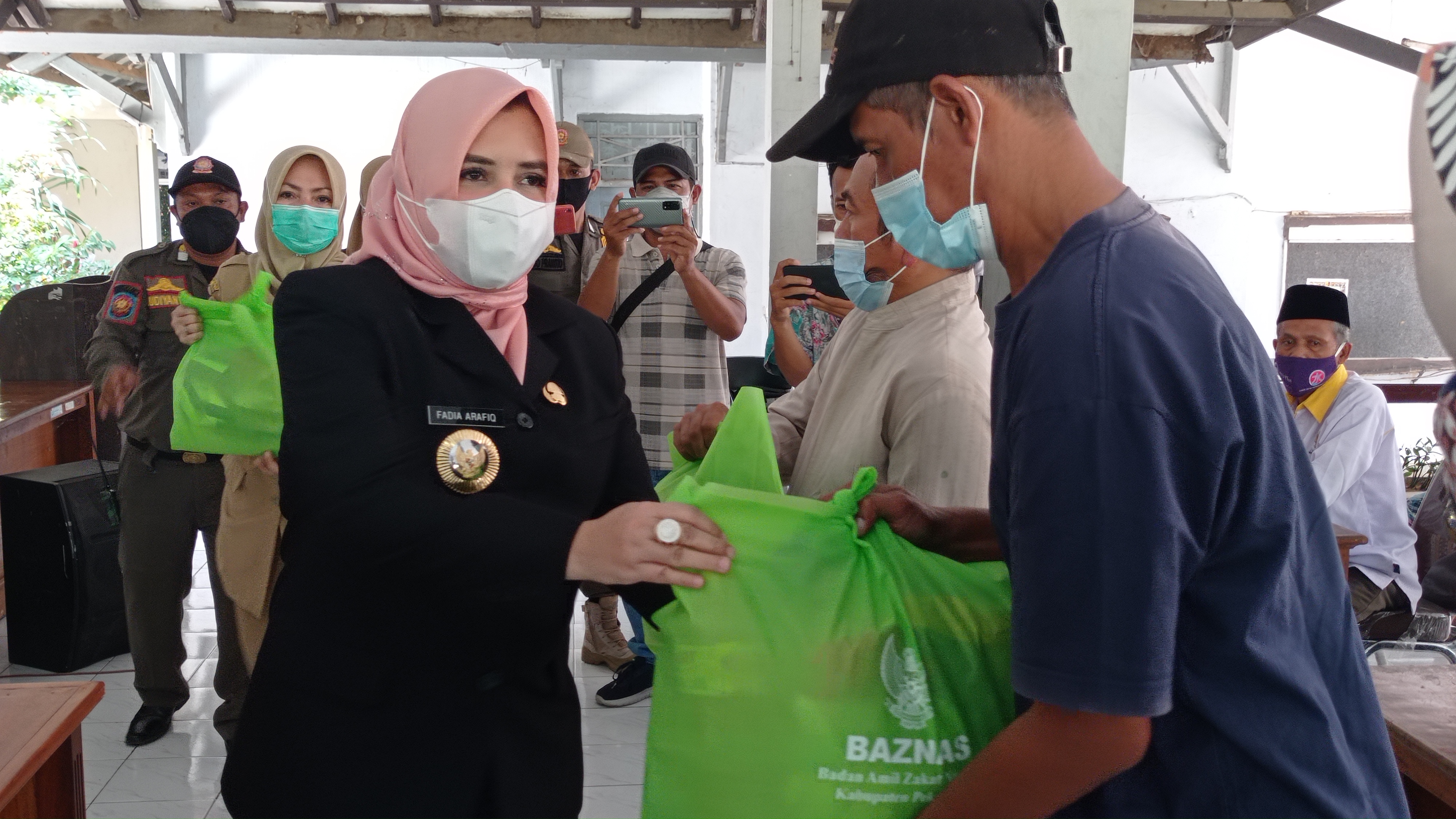 Pedagang Kaki Lima Terdampak PPKM Terima Bantuan Paket Sembako