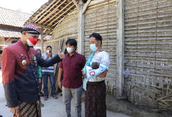 Besuk Bayi Yatim akibat Covid, Ganjar : Sampeyan Kudu Dadi Mboke, Ora Entuk Menyerah