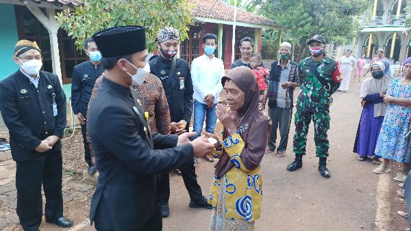 Tilik Warga, Bupati Batang 'Ditodong' Mbah Turiyah di Jalan Desa