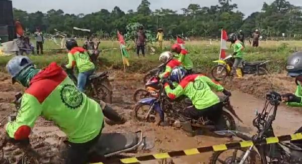 Seru dan Unik, Balap Motor di Tengah Sawah