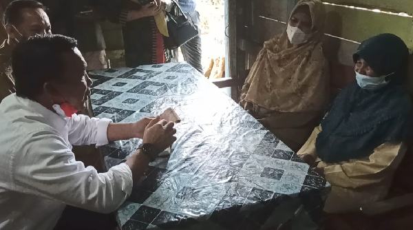 Uangnya Diminta Bupati, Mbah Sumi Ikhlas Memberikan