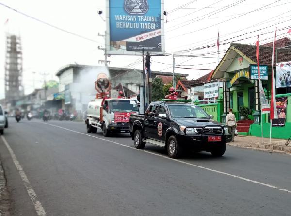 Kembali Level 3, PMI Batang Giatkan Semprot Desinfektan