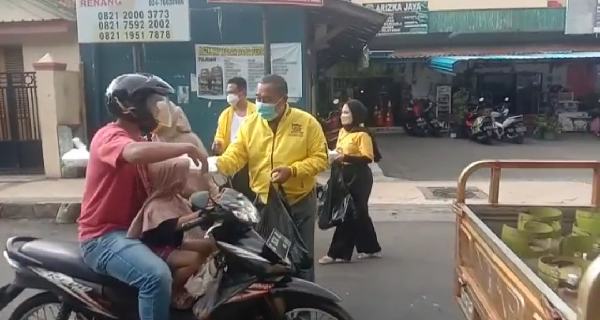 Peringati HUT Partai Golkar dengan Berbagi Makanan Siap Santap dan Sembako