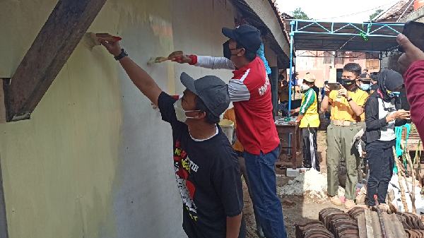 Perbaiki Rumah Pasangan Tuna Netra, Bupati dan Wabup Batang Jadi Tukang