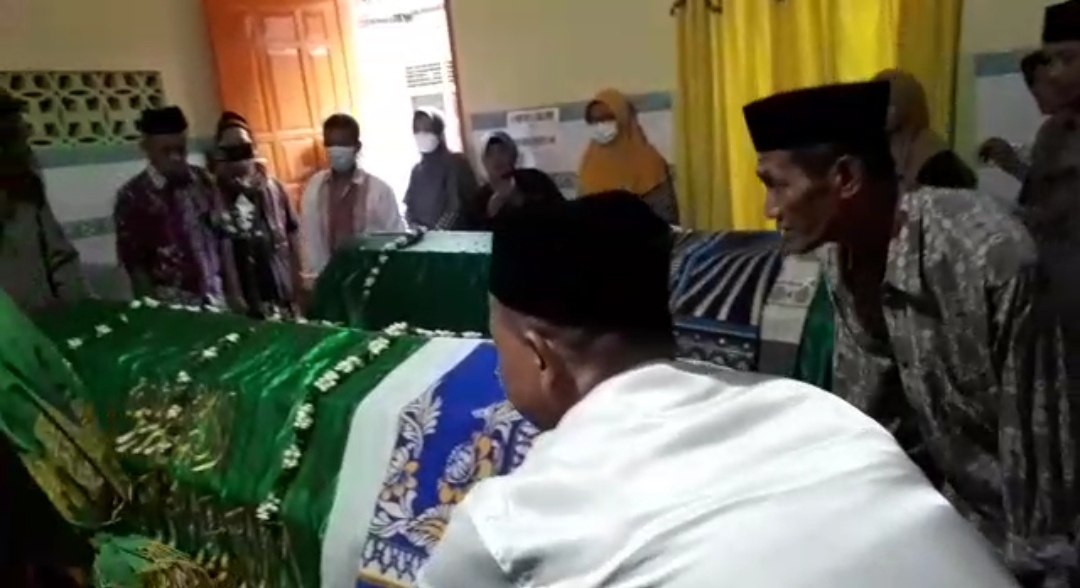 Korban Mobil Jatuh ke Jurang di Desa Kembanglangit Dimakamkan Berdampingan