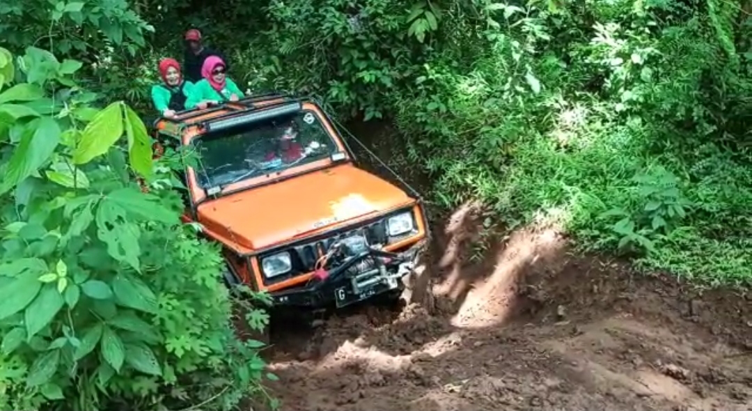 Serunya Wisata Off-road Membelah Alas Roban