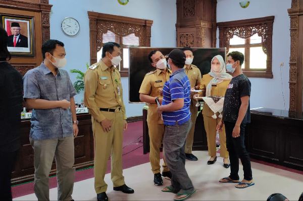 Sempat Terombang-ambing 4 Hari di Laut, 12 Nelayan Batang Akhirnya Tiba di Kampung Halaman