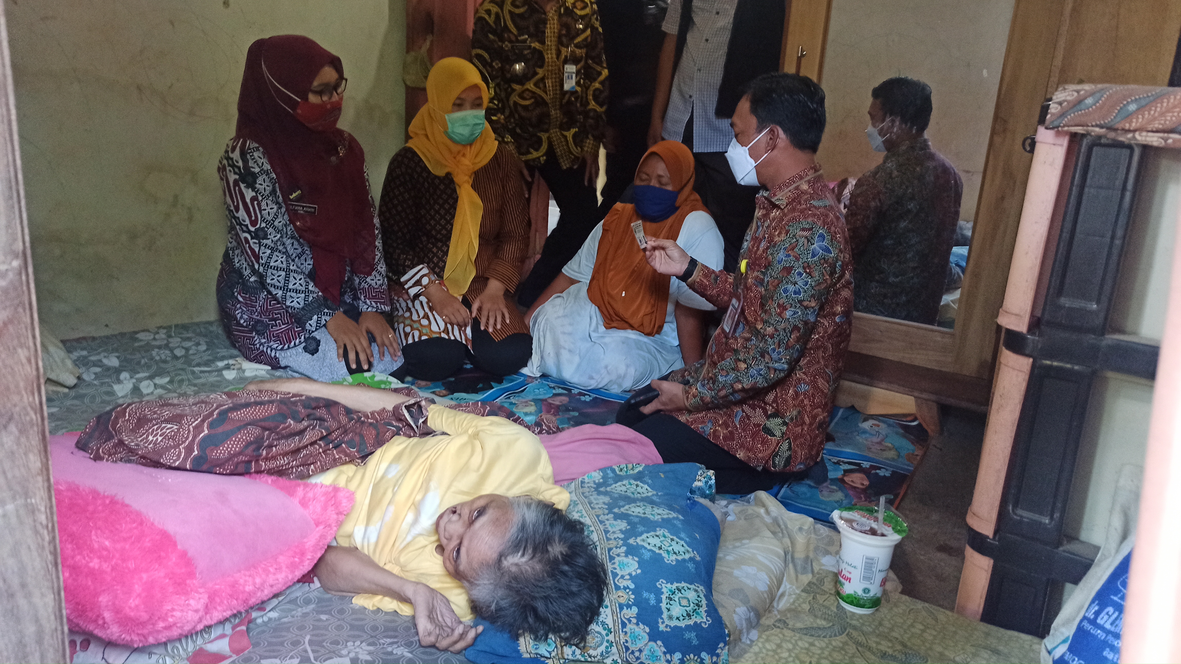 Ditabrak Mobil, Mbah Takisah 10 Tahun Hanya Bisa Berbaring di Kasur