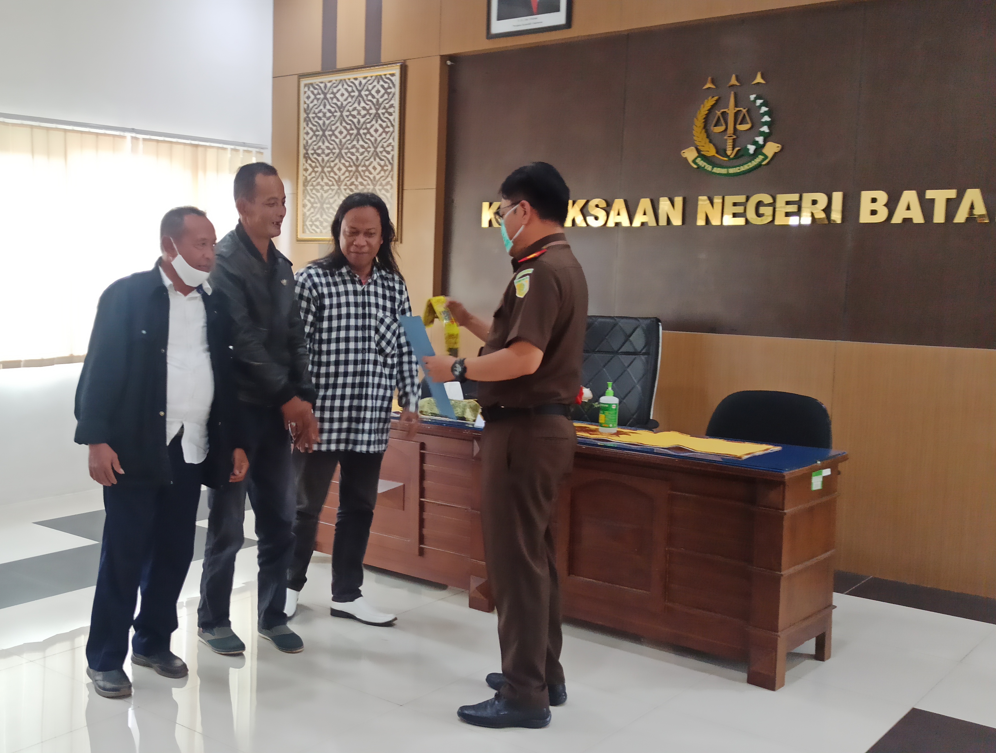 Pertanyakan Kelanjutan Kasus BSPS yang Diduga Libatkan Oknum Dewan, Belasan Orang Datangi Kejari Batang