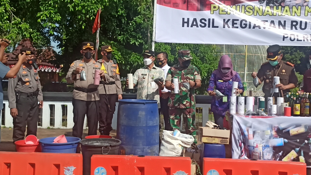 Ribuan Botol Miras dan Petasan Dimusnahkan