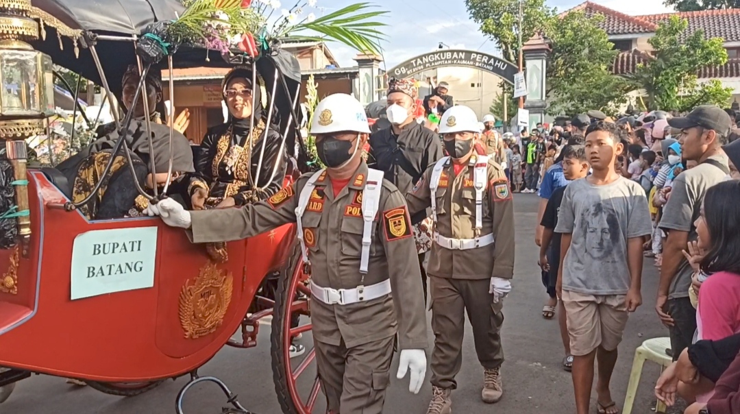 Ribuan Warga Turun ke Jalan Saksikan Kirap Budaya
