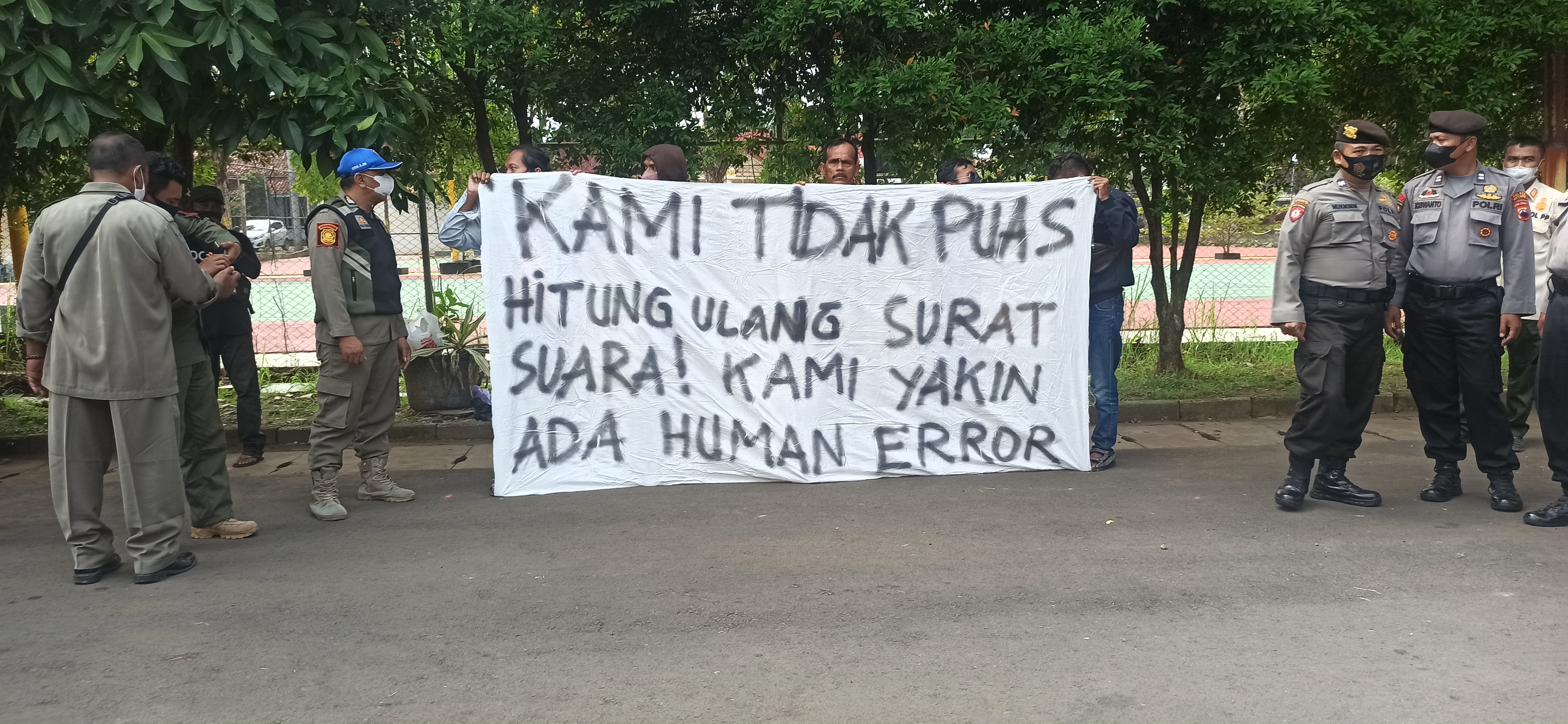 Minta Penghitungan Suara Ulang Hasil Pilkades, Puluhan Warga Kalipucang Kulon Datangi Dispermades