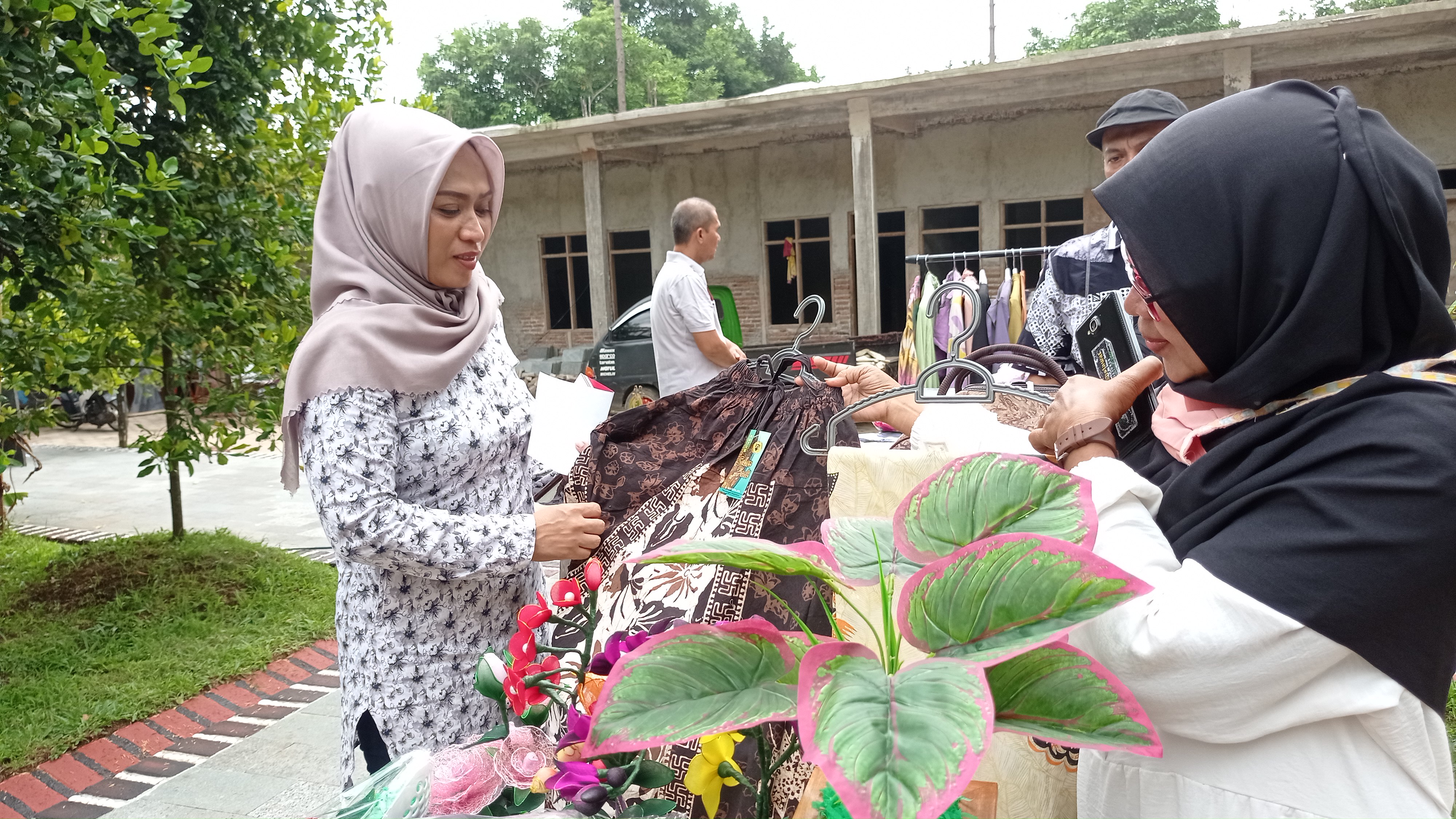 Anggota DPRD Kabupaten Pekalongan Endang Suwarningsih Support & Dukung UMKM Our Mubarok Collaboration 2022