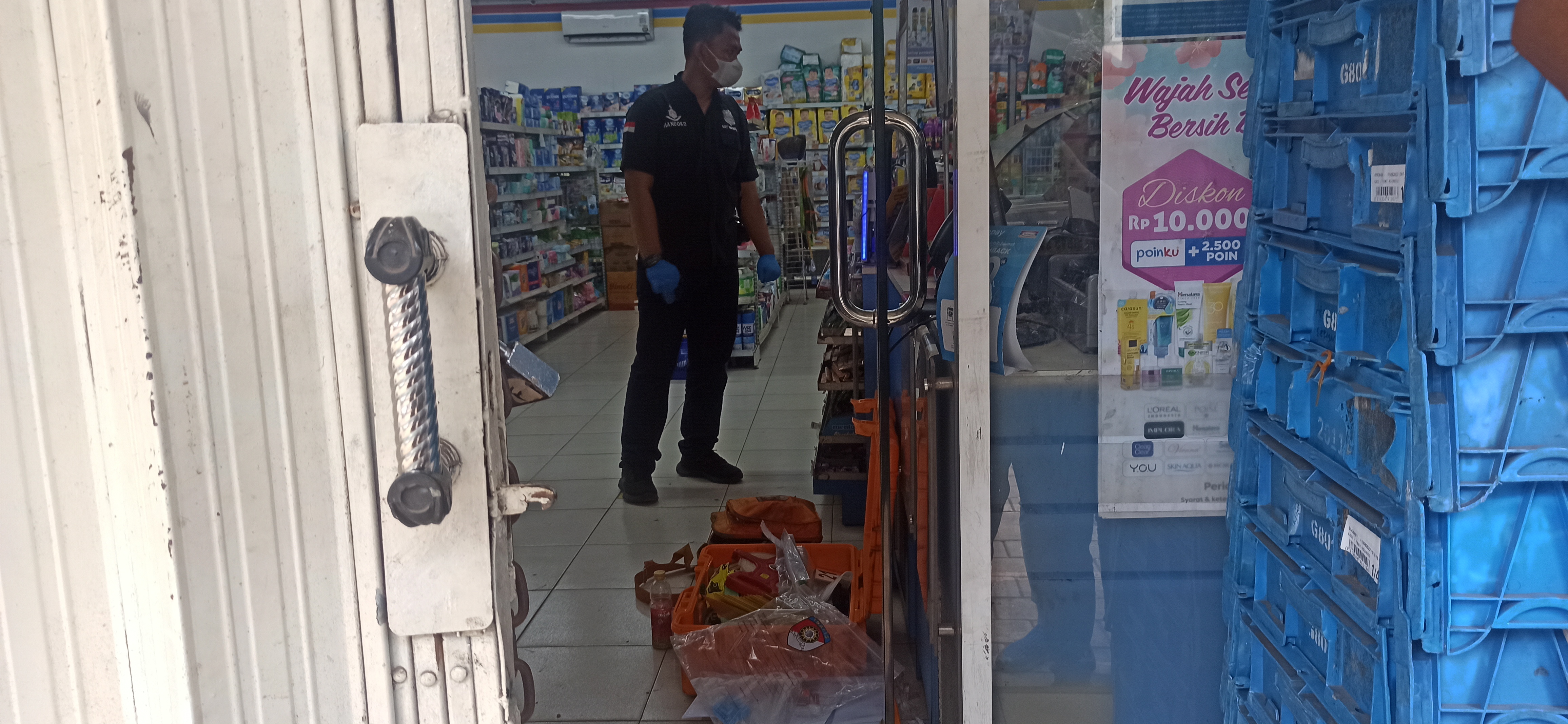 Perampok Bersenjata Api Satroni Indomaret di Pinggir Jalur Pantura di Siang Bolong