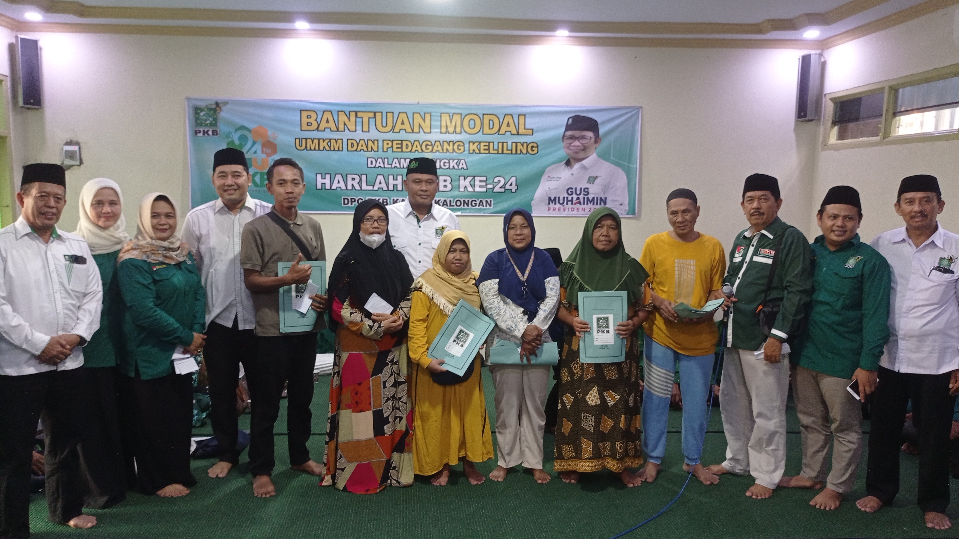 DPC PKB dan FPKB DPRD Kabupaten Pekalongan Berikan Bantuan Kepada UMKM dan Pedagang Kecil yang Berjualan Dekat